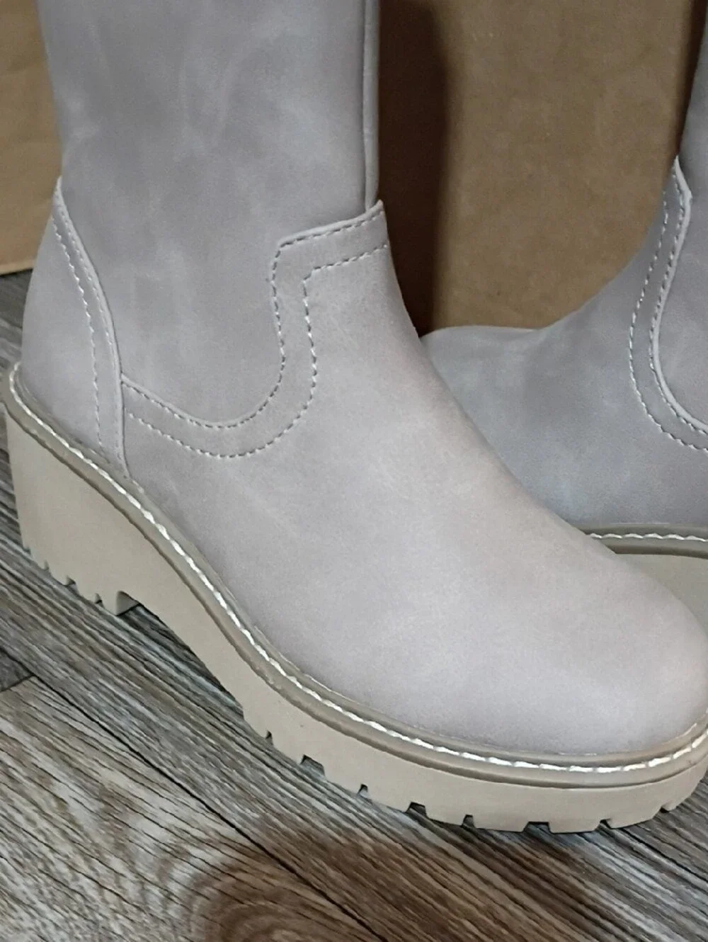 Dolce Vita stylish taupe